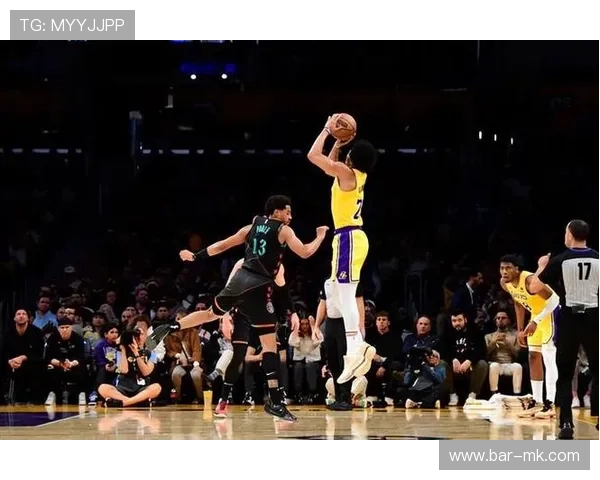 丁威迪替补登场火力全开,湖人板凳奇兵助球队逆转取胜 丁威迪替补登场火力全开,湖人板凳奇兵助球队逆转取胜