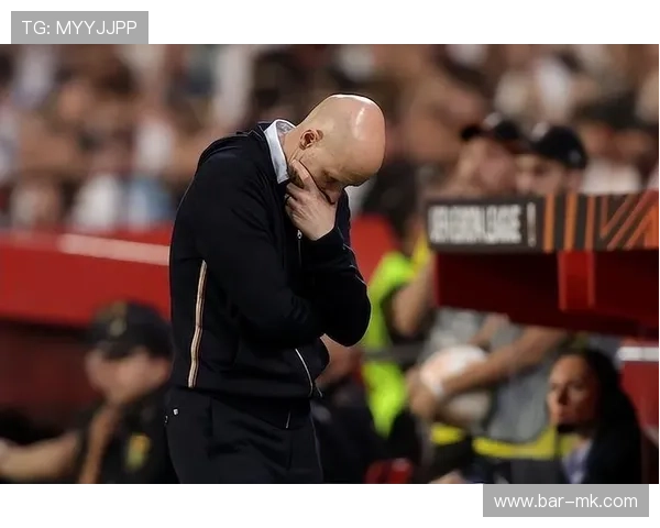 滕哈赫战术失误再遭质疑：球队表现低迷引球迷不满