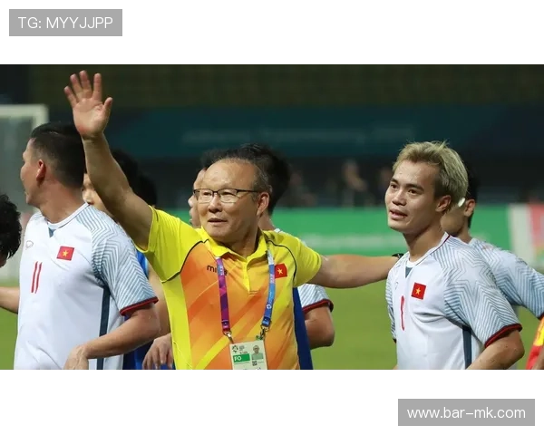 越南队主帅朴恒绪离任，告别仪式感动球迷